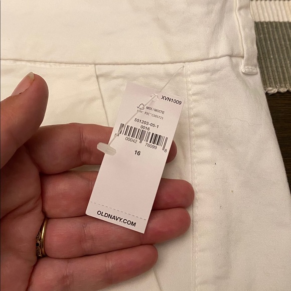Old Navy white shorts - Picture 4 of 4